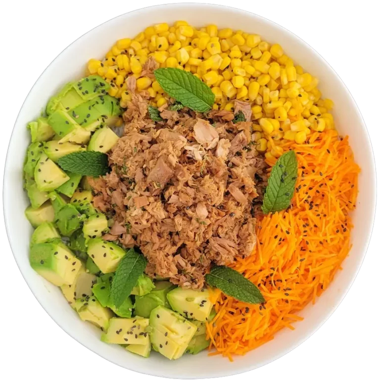 assiette composé de maïs avocat carotte et de thon mariné avec de la menthe
