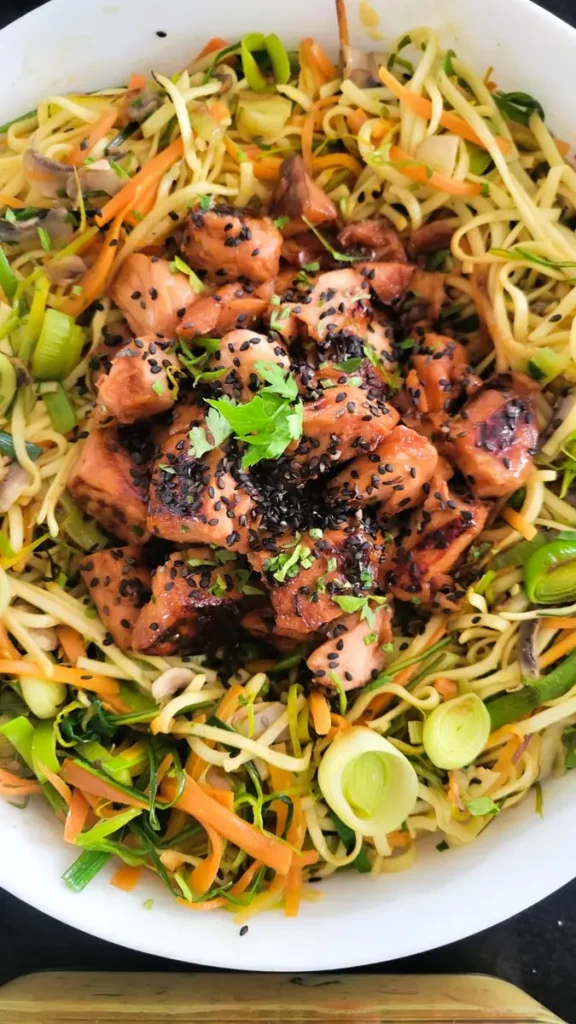plat de nouilles au saumon laqué au soja avec divers légumes