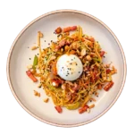 plats de nouilles avec des légumes, lardons et un oeuf