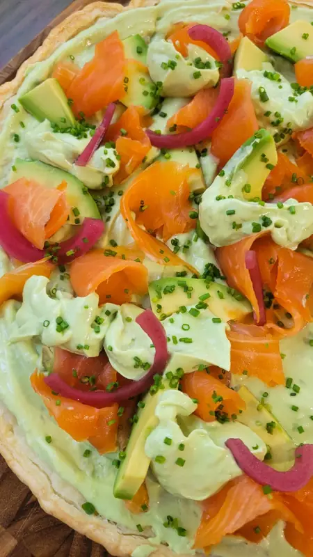 tarte au saumon fumé et crème d'avocat